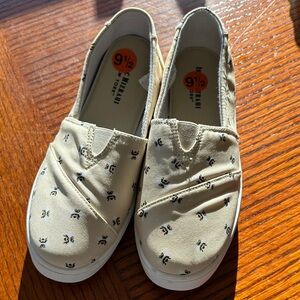 Isaac Mizrahi Cream Bee Print Slip-On Sneakers